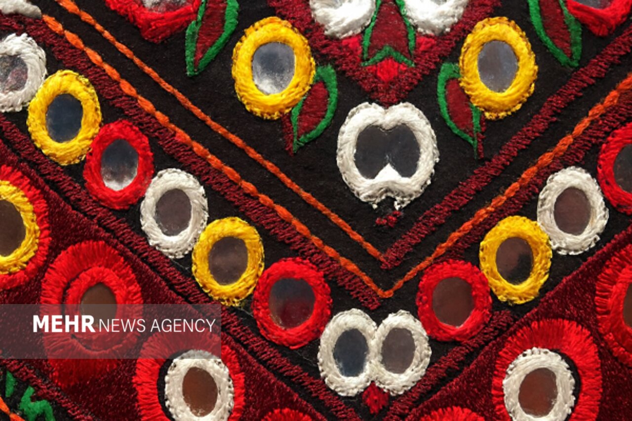 آینهدوزی و آینهکاری؛ میراثی واحد از پاکی و زیبایی بلوچها و ایرانیان آینهدوزی و آینهکاری؛ میراثی واحد از پاکی و زیبایی بلوچها و ایرانیان