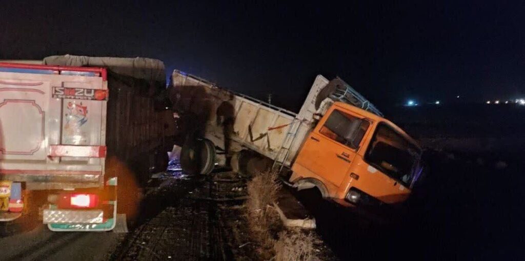 تصادف زنجیرهای خونین در جاده محلات - خمین / ۱۰ نفر زخمی شدند تصادف زنجیرهای خونین در جاده محلات - خمین / ۱۰ نفر زخمی شدند