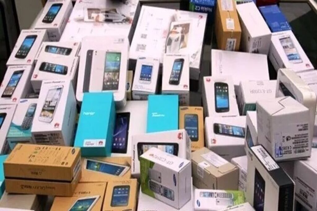 حقوق گمرکی واردات گوشیهای لوکس در بودجه ۱۴۰۵ اعلام شد حقوق گمرکی واردات گوشیهای لوکس در بودجه ۱۴۰۵ اعلام شد