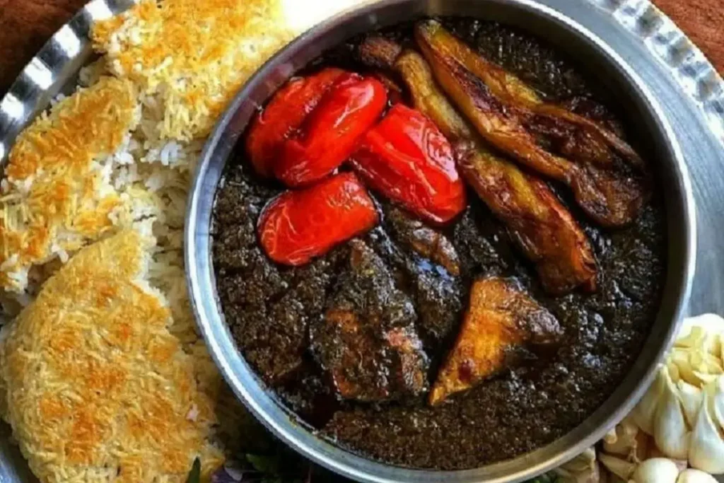 طرز تهیه قرمه مرغ در کمترین زمان/ غذای لذیذ و جذاب مخصوص دورهمیهای دوستانه طرز تهیه قرمه مرغ در کمترین زمان/ غذای لذیذ و جذاب مخصوص دورهمیهای دوستانه