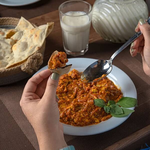 طرز تهیه میرزا قاسمی با پیاز و بادمجان کبابی | فوت و فن خوشمزه شدن میرزا قاسمی میرزا قاسمی : طعم اصیل گیلان در هر لقمه