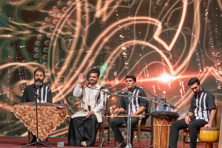 پایان جشنواره فرهنگی «بلوط» با تجلیل از ورزشکاران و هنرمندان پایان جشنواره فرهنگی «بلوط» با تجلیل از ورزشکاران و هنرمندان