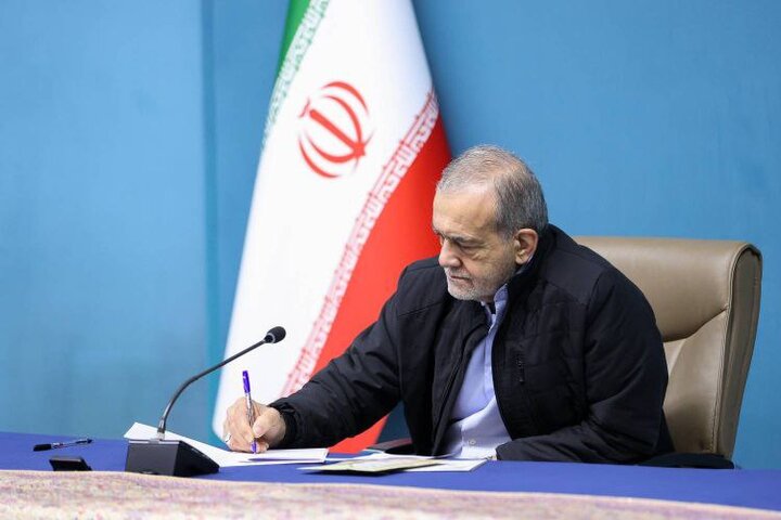 پیام تسلیت پزشکیان در پی درگذشت مادر ۳ شهید پیام تسلیت پزشکیان در پی درگذشت مادر ۳ شهید