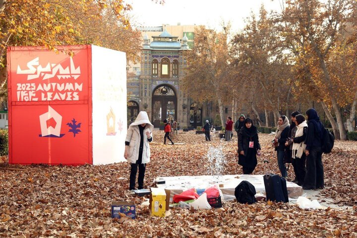 کمتوجهی به عکس در روایت مستند؛ رنگهایی که در میدان مشق جان گرفتند کمتوجهی به عکس در روایت مستند؛ رنگهایی که در میدان مشق جان گرفتند