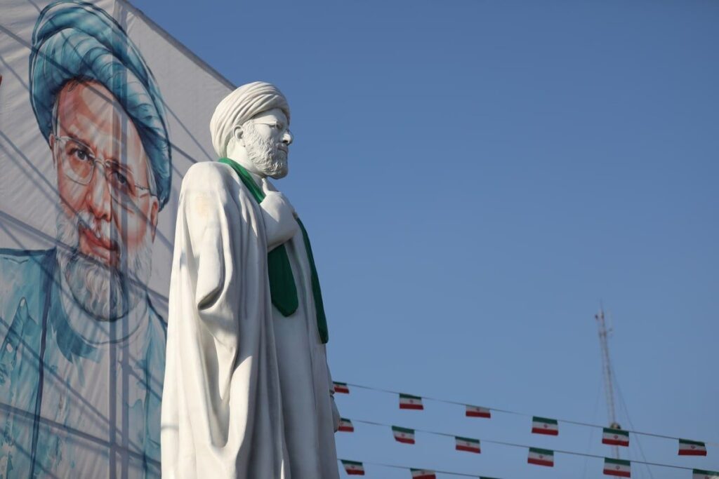 حادثه در اردبیل / مجسمه شهید رئیسی سقوط کرد! حادثه در اردبیل / مجسمه شهید رئیسی سقوط کرد!
