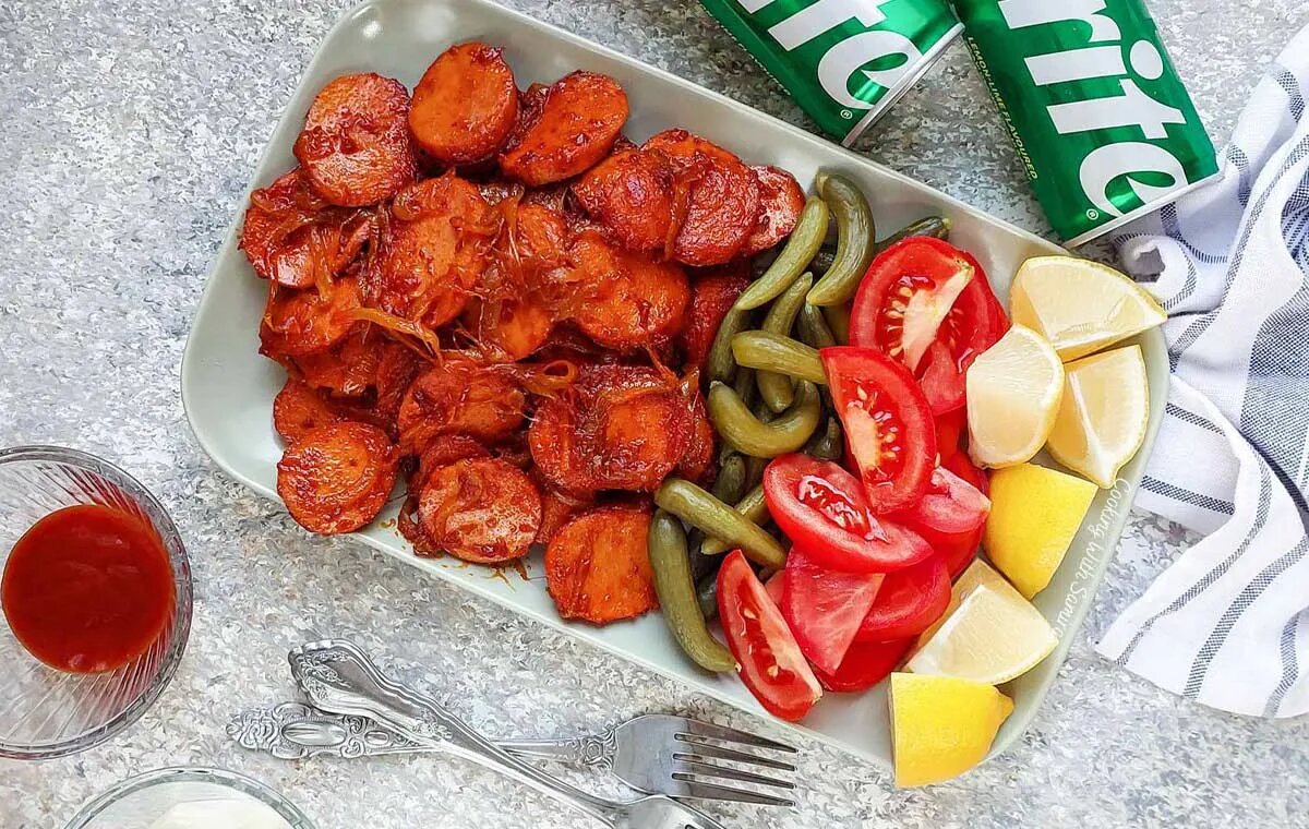 سوسیس بندری به سبک خیابانی: طعم تند و دودی برای غذاهای سریع و دلچسب سوسیس بندری به سبک خیابانی: طعم تند و دودی برای غذاهای سریع و دلچسب