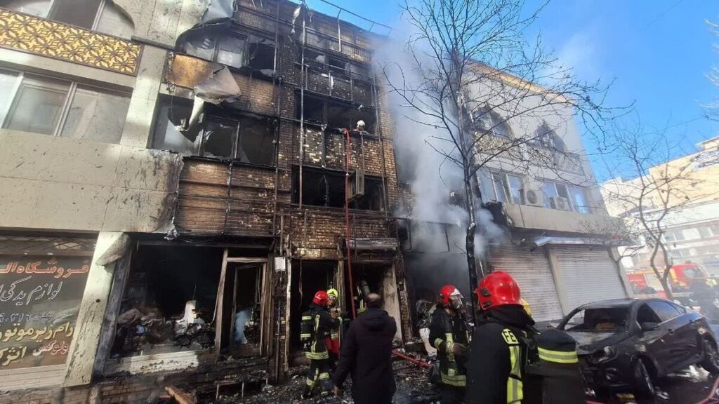 نجات ۲۵ نفر از آتشسوزی در فروشگاهی در مشهد توسط آتشنشانی نجات ۲۵ نفر از آتشسوزی در فروشگاهی در مشهد توسط آتشنشانی