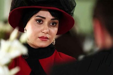 «پریناز ایزدیار» با موبایل در پشتصحنه سریال «شهرزاد»؛ سال 94 «پریناز ایزدیار» با موبایل در پشتصحنه سریال «شهرزاد»؛ سال 94
