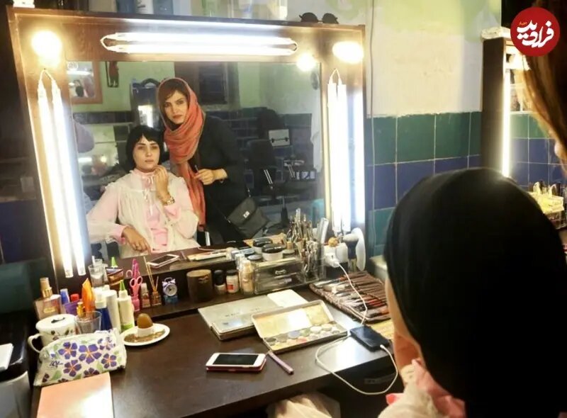 «پریناز ایزدیار» با موبایل در پشتصحنه سریال «شهرزاد»؛ سال 94 «پریناز ایزدیار» با موبایل در پشتصحنه سریال «شهرزاد»؛ سال 94