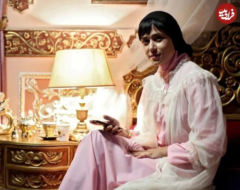 «پریناز ایزدیار» با موبایل در پشتصحنه سریال «شهرزاد»؛ سال 94 «پریناز ایزدیار» با موبایل در پشتصحنه سریال «شهرزاد»؛ سال 94