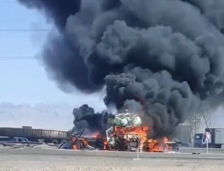 آتشسوزی مهیب پس از برخورد دو تریلی/ راننده پیش از حریق نجات یافت آتشسوزی مهیب پس از برخورد دو تریلی/ راننده پیش از حریق نجات یافت