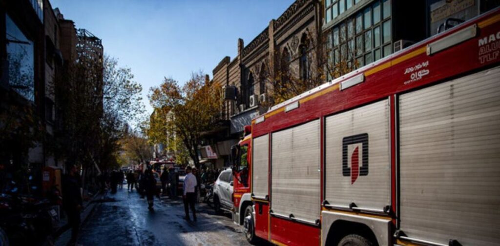 آتشسوزی هولناک در لالهزار / اعزام آتش نشانان از ۴ ایستگاه آتشنشانی آتشسوزی هولناک در لالهزار / اعزام آتش نشانان از ۴ ایستگاه آتشنشانی