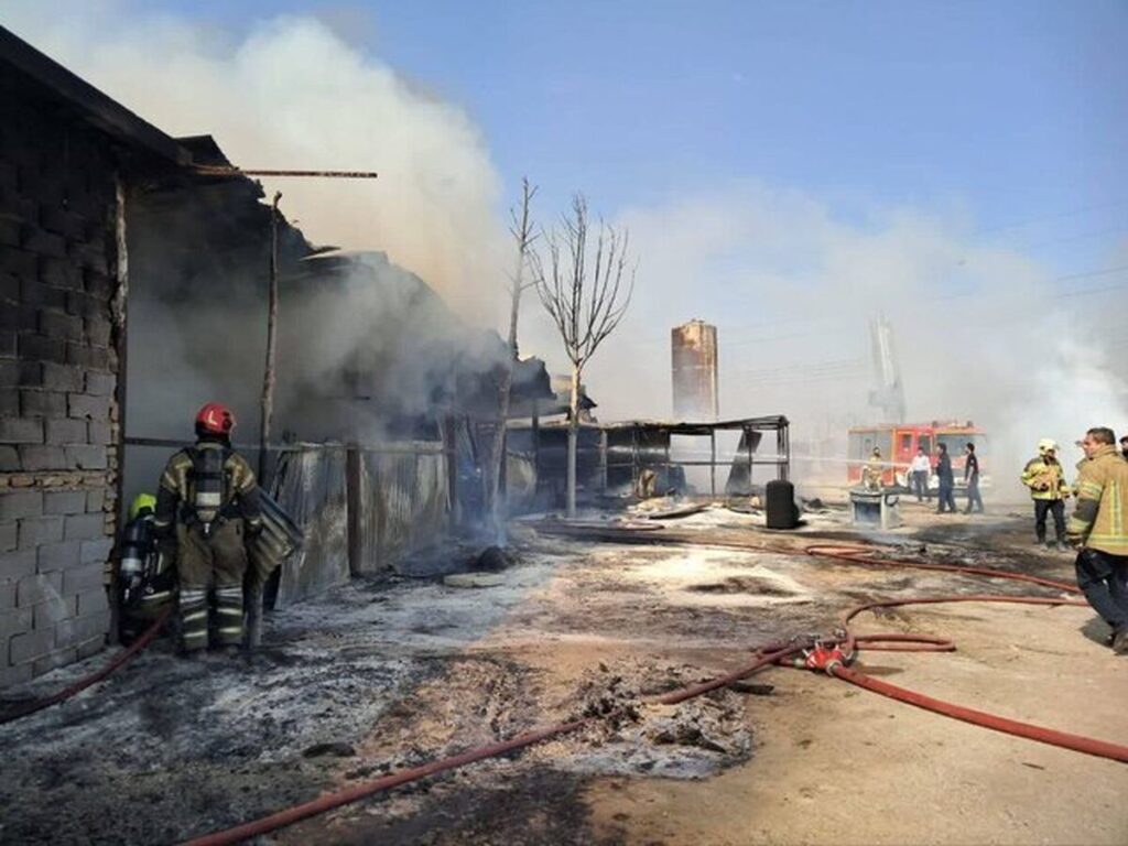 آتشسوزی گسترده یک گاراژ چوببری در بزرگراه آزادگان/ ماجرا چه بود؟ آتشسوزی گسترده یک گاراژ چوببری در بزرگراه آزادگان/ ماجرا چه بود؟