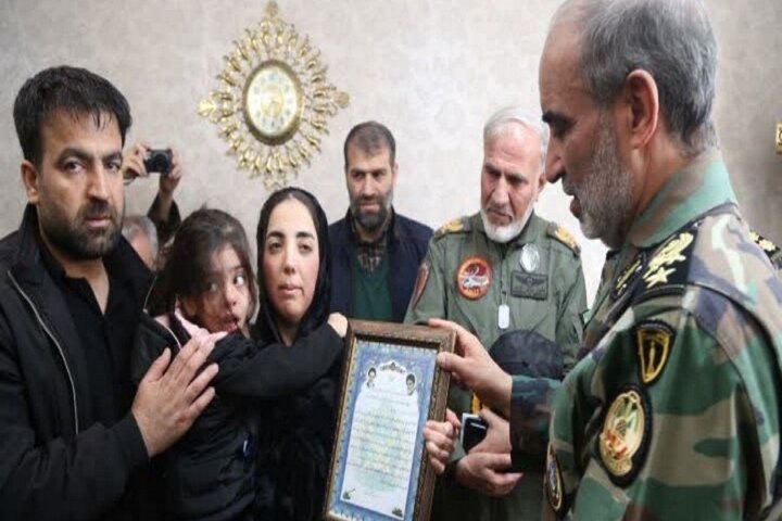 امیر جهانشاهی با خانواده شهیدان سرو آزاد و کیانی دیدار کرد امیر جهانشاهی با خانواده شهیدان سرو آزاد و کیانی دیدار کرد