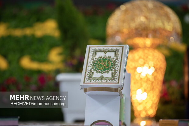 اهدای قرآن به مساجد سوخته در نمایشگاه قرآن اهدای قرآن به مساجد سوخته در نمایشگاه قرآن