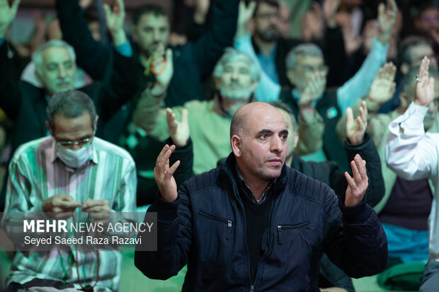 «به عشق مهدی» زیر باران بهاری مصلی؛ جوانه انتظار در دل پیر و جوان «به عشق مهدی» زیر باران بهاری مصلی؛ جوانه های انتظار در دل پیر و جوان