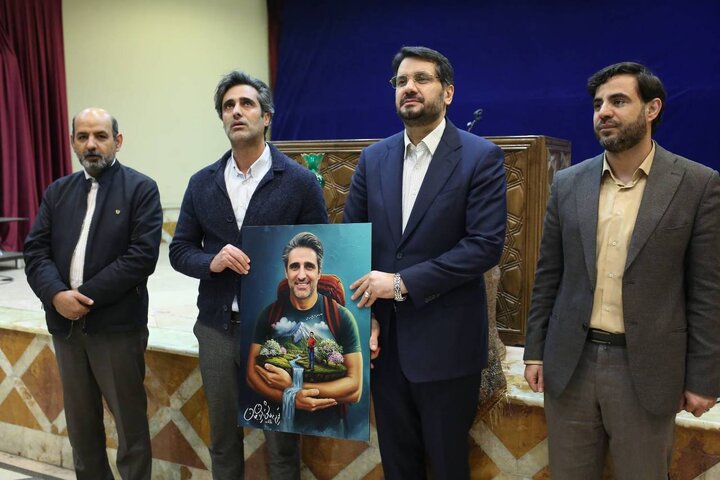 تجلیل از جواد قارایی در نشست جوانان و نخبگان فعال حوزه پیشرفت کشور تجلیل از جواد قارایی در نشست جوانان و نخبگان فعال حوزه پیشرفت کشور