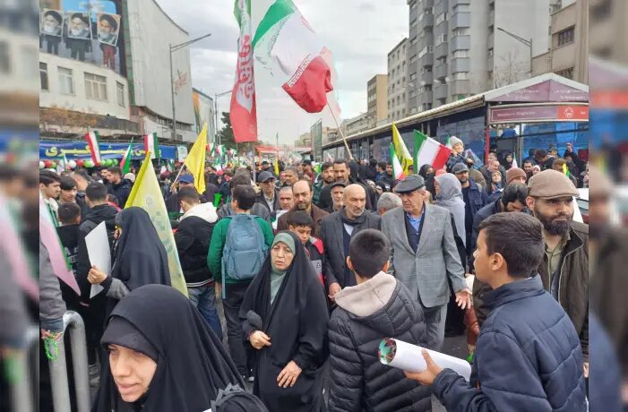 حضور رئیس دانشگاه تهران و اعضای هیئت رئیسه در راهپیمایی ۲۲ بهمن حضور رئیس دانشگاه تهران و اعضای هیئت رئیسه در راهپیمایی ۲۲ بهمن