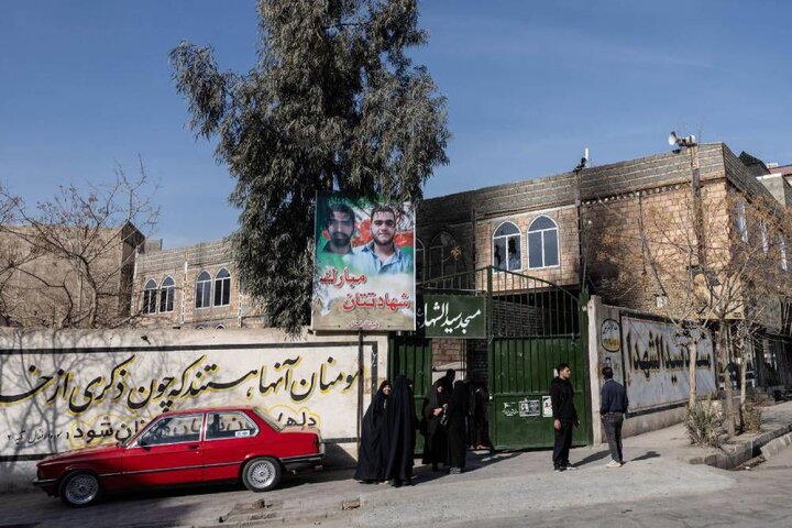 روایت تصویری ایثار در عکس «مسجد سوخته»؛ ردِ فداکاری بر فرش ماندگار شد! روایت تصویری ایثار در عکس «مسجد سوخته»؛ ردِ فداکاری بر فرش ماندگار شد!