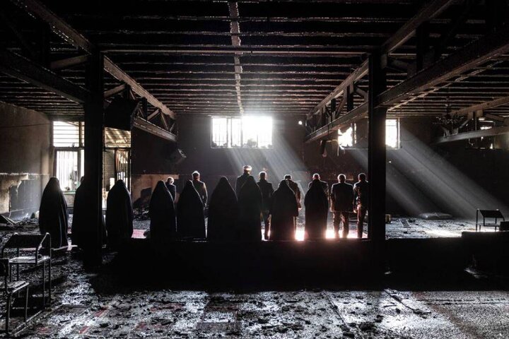 روایت تصویری ایثار در عکس «مسجد سوخته»؛ ردِ فداکاری بر فرش ماندگار شد! روایت تصویری ایثار در عکس «مسجد سوخته»؛ ردِ فداکاری بر فرش ماندگار شد!