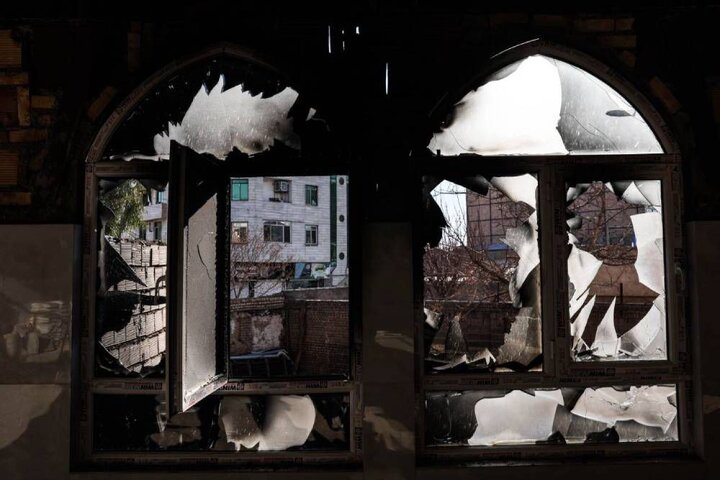 روایت تصویری ایثار در عکس «مسجد سوخته»؛ ردِ فداکاری بر فرش ماندگار شد! روایت تصویری ایثار در عکس «مسجد سوخته»؛ ردِ فداکاری بر فرش ماندگار شد!