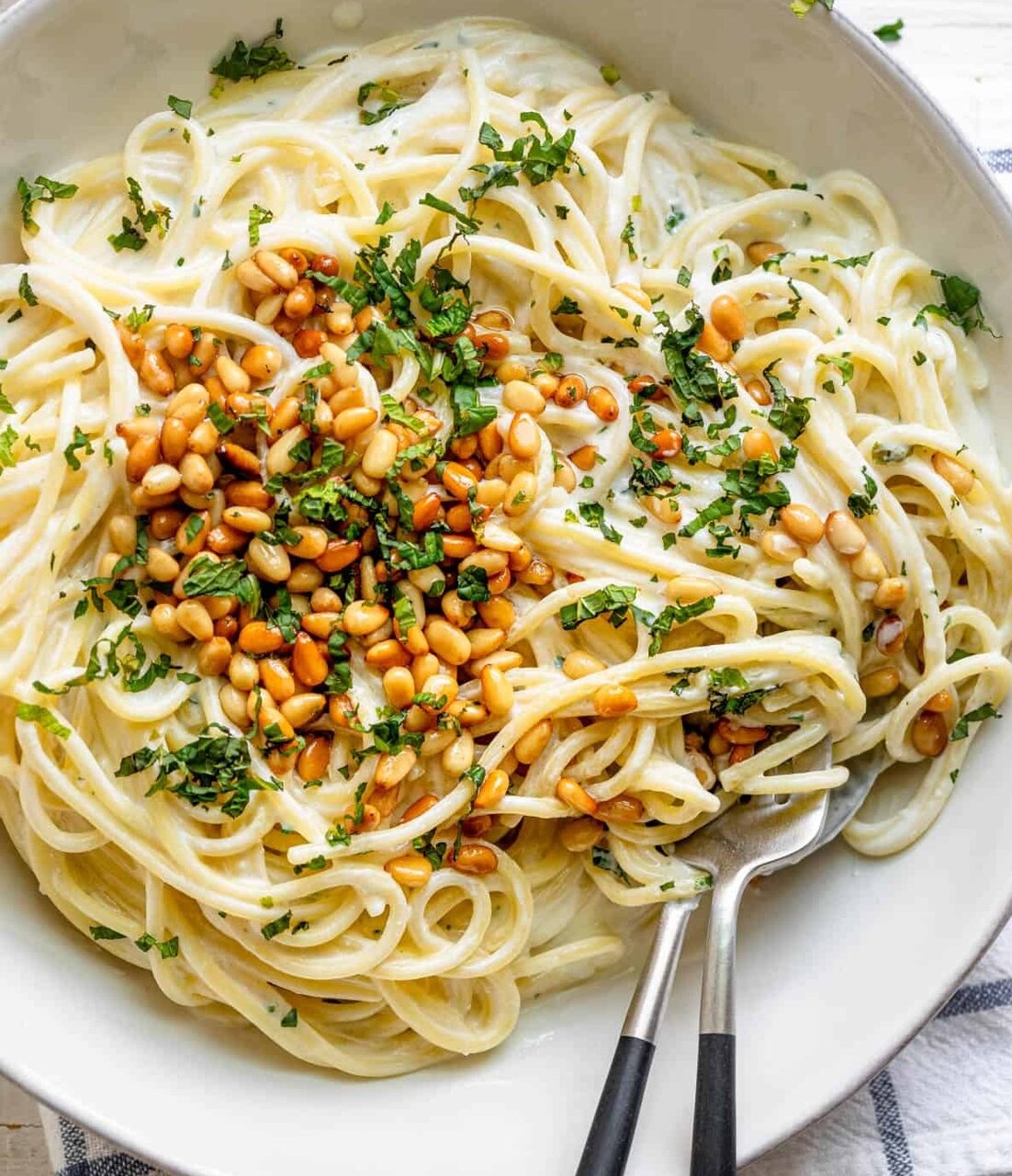 طرز تهیه اسپاگتی با سس ماست و دانه کاج طرز تهیه اسپاگتی با سس ماست و دانه کاج