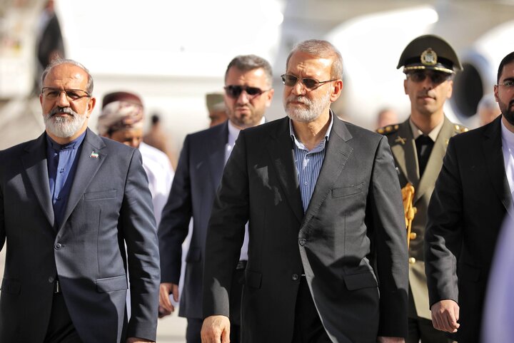 علی لاریجانی وارد مسقط شد علی لاریجانی وارد مسقط شد