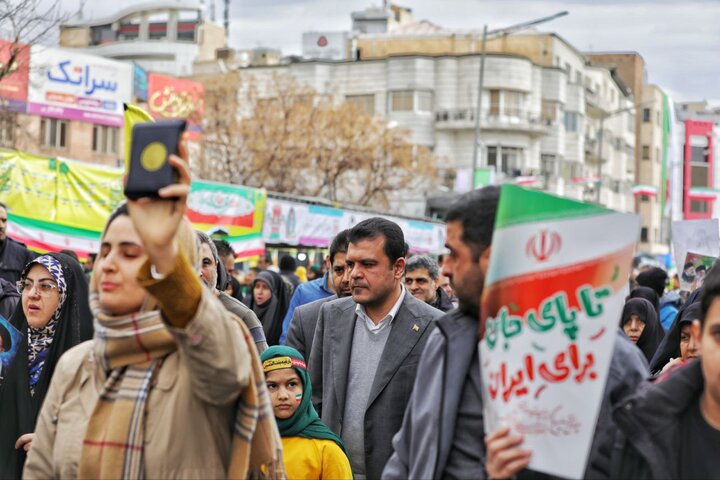 معاون علمی رئیسجمهور در راهپیمایی ۲۲ بهمن حضور یافت معاون علمی رئیسجمهور در راهپیمایی ۲۲ بهمن حضور یافت