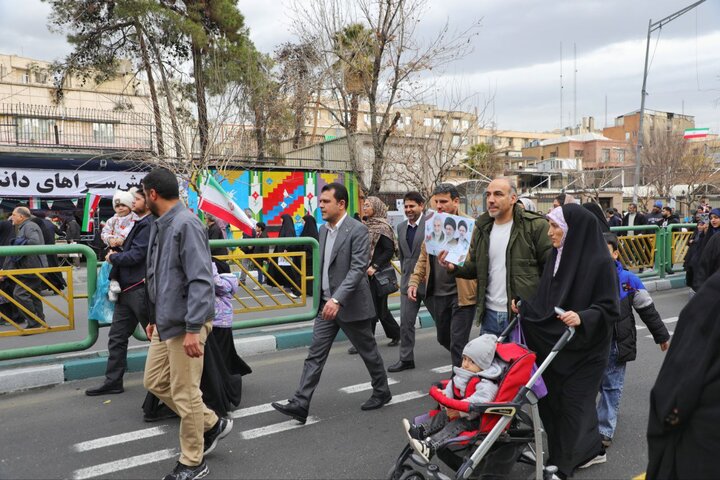 معاون علمی رئیسجمهور در راهپیمایی ۲۲ بهمن حضور یافت معاون علمی رئیسجمهور در راهپیمایی ۲۲ بهمن حاضر شد