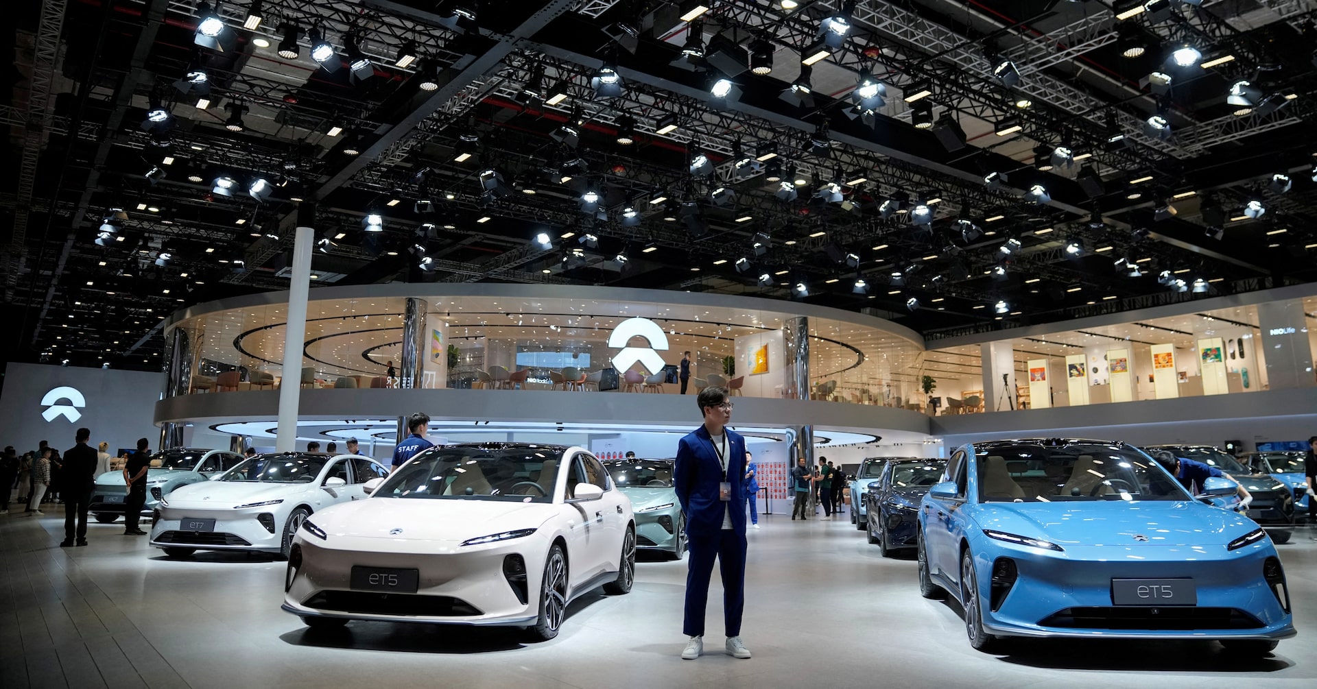 نئو، تسلای جدید صنعت خودرو؟ China's Nio cuts prices, ends free battery swapping as sales slide | Reuters