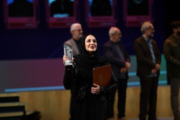 کاظم دانشی: به برندگانی که برای گرفتن سیمرغ نیامدند حق بدهید/ مهدی یزدانیخرم: خونی ریخته نمیشود مگر سروی به جایش بروید کاظم دانشی: به برندگانی که برای گرفتن سیمرغ نیامدند حق بدهید/ مهدی یزدانیخرم: خونی ریخته نمیشود مگر سروی به جایش بروید