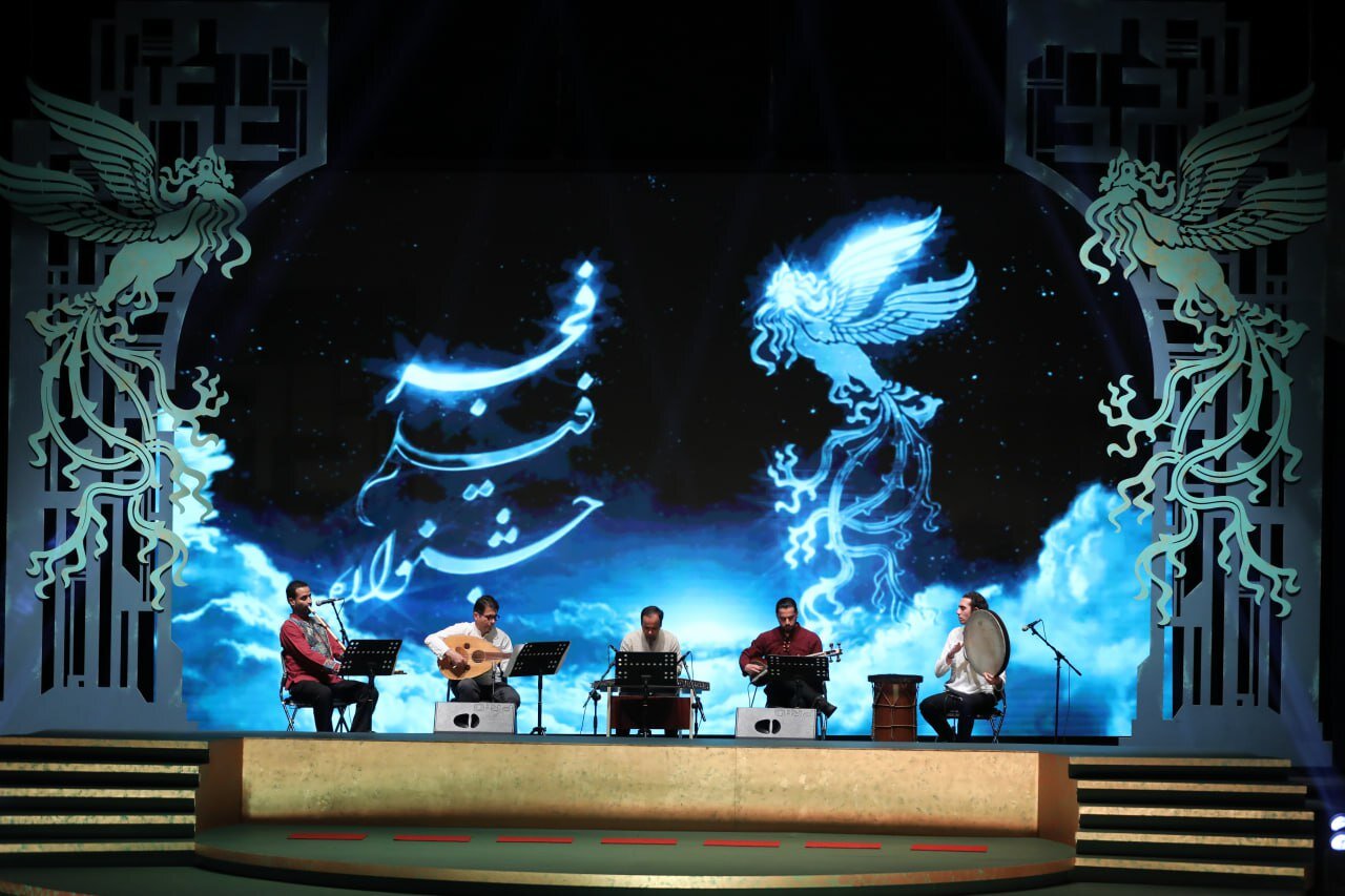 کاظم دانشی: به برندگانی که برای گرفتن سیمرغ نیامدند حق بدهید/ مهدی یزدانیخرم: خونی ریخته نمیشود مگر سروی به جایش بروید کاظم دانشی: به برندگانی که برای گرفتن سیمرغ نیامدند حق بدهید/ مهدی یزدانیخرم: خونی ریخته نمیشود مگر سروی به جایش بروید