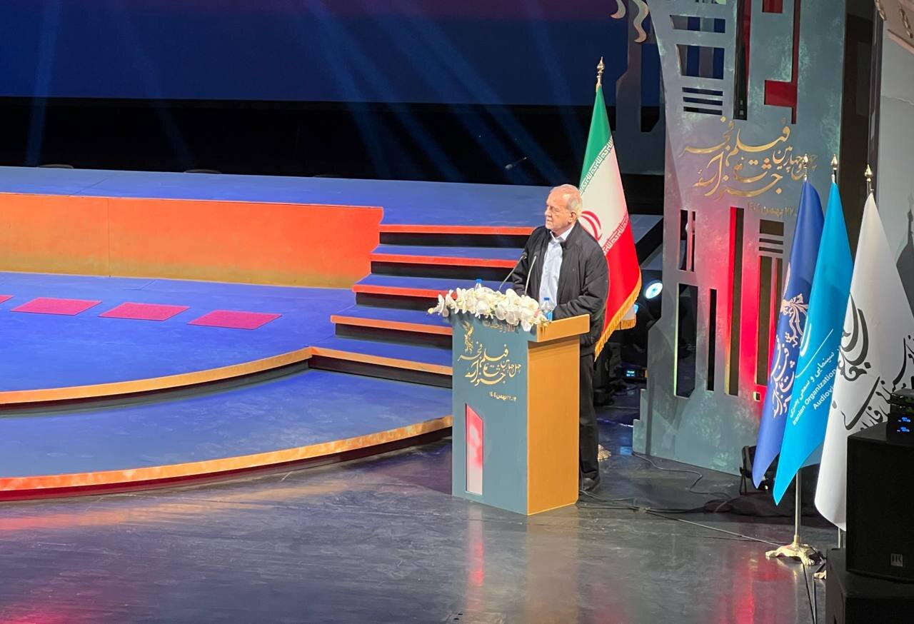 کاظم دانشی: به برندگانی که برای گرفتن سیمرغ نیامدند حق بدهید/ مهدی یزدانیخرم: خونی ریخته نمیشود مگر سروی به جایش بروید کاظم دانشی: به برندگانی که برای گرفتن سیمرغ نیامدند حق بدهید/ مهدی یزدانیخرم: خونی ریخته نمیشود مگر سروی به جایش بروید