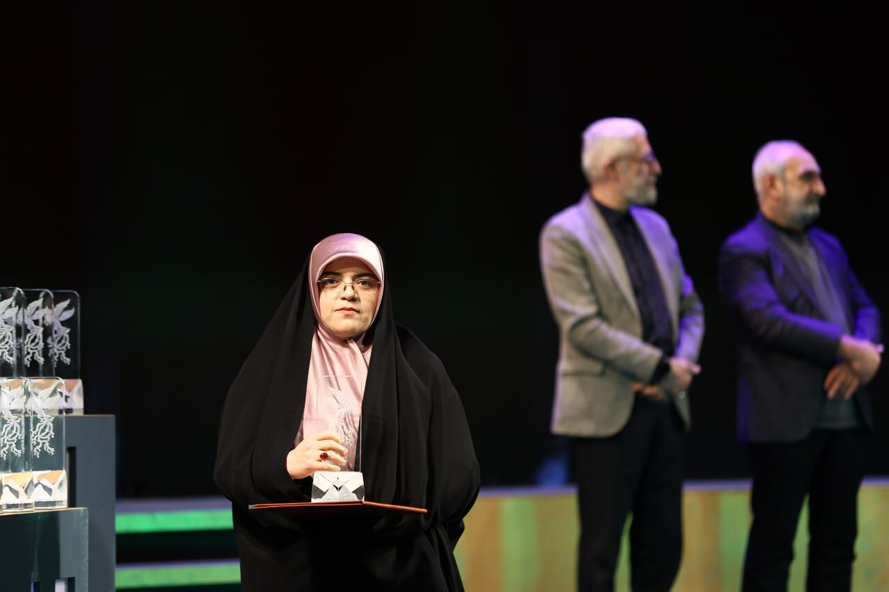 کاظم دانشی: به برندگانی که برای گرفتن سیمرغ نیامدند حق بدهید/ مهدی یزدانیخرم: خونی ریخته نمیشود مگر سروی به جایش بروید کاظم دانشی: به برندگانی که برای گرفتن سیمرغ نیامدند حق بدهید/ مهدی یزدانیخرم: خونی ریخته نمیشود مگر سروی به جایش بروید