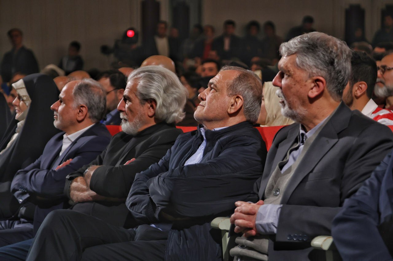 کاظم دانشی: به برندگانی که برای گرفتن سیمرغ نیامدند حق بدهید/ مهدی یزدانیخرم: خونی ریخته نمیشود مگر سروی به جایش بروید کاظم دانشی: به برندگانی که برای گرفتن سیمرغ نیامدند حق بدهید/ مهدی یزدانیخرم: خونی ریخته نمیشود مگر سروی به جایش بروید