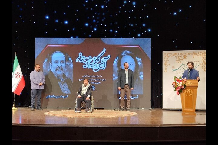 کوروش زارعی تجلیل شد؛ هنرمندی که در خارج بیشتر از ایران طرفدار دارد کوروش زارعی تجلیل شد؛ هنرمندی که در خارج بیشتر از ایران طرفدار دارد