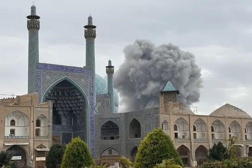 رد جنگ بر تن نقشجهان و چهلستون / چرا بناهای تاریخی ایران در برابر ارتعاشات شدید آسیبپذیرند؟ رد جنگ بر تن نقشجهان و چهلستون / چرا بناهای تاریخی ایران در برابر ارتعاشات شدید آسیبپذیرند؟