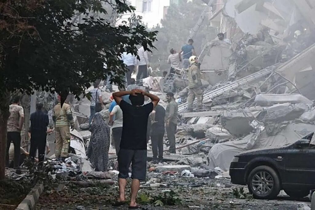 مردم همچنان در شوک هستند / وسط برگی از تاریخ رها شدهایم مردم همچنان در شوک هستند / وسط برگی از تاریخ رها شدهایم