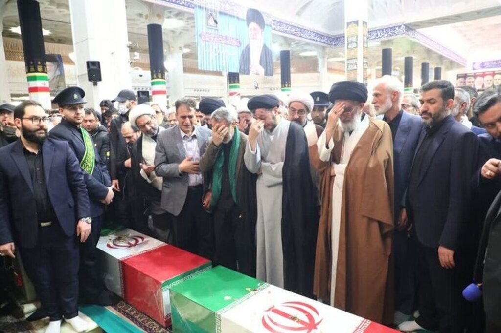 پیکر وزیر اطلاعات در قم تشییع شد / بدرقه مردم پس از نماز عید فطر پیکر وزیر اطلاعات در قم تشییع شد / بدرقه مردم پس از نماز عید فطر