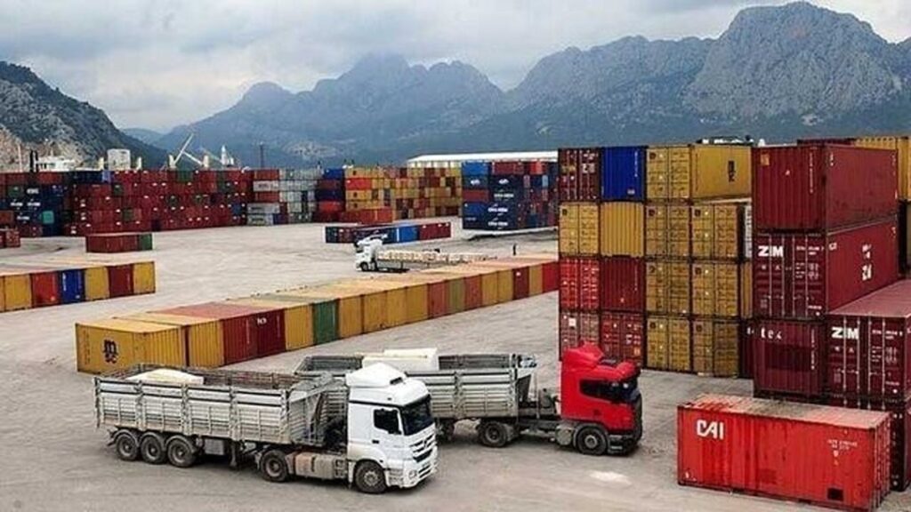 ۶۰۰ کامیون به بندر چابهار اعزام شدند ۶۰۰ کامیون به بندر چابهار اعزام شدند
