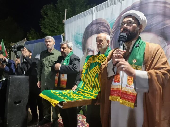 اجتماع امشب خرمآبادیها متبرک به پرچم حرم امام رضا(ع) شد اجتماع امشب خرمآبادیها متبرک به پرچم حرم امام رضا(ع) شد