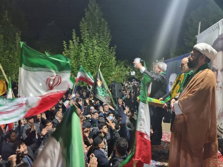 اجتماع امشب خرمآبادیها متبرک به پرچم حرم امام رضا(ع) شد اجتماع امشب خرمآبادیها متبرک به پرچم حرم امام رضا(ع) شد