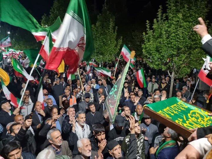 اجتماع امشب خرمآبادیها متبرک به پرچم حرم امام رضا(ع) شد اجتماع امشب خرمآبادیها متبرک به پرچم حرم امام رضا(ع) شد