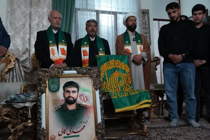 اجتماع امشب خرمآبادیها متبرک به پرچم حرم امام رضا(ع) شد اجتماع امشب خرمآبادیها متبرک به پرچم حرم امام رضا(ع) شد