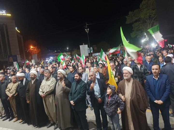 استمرار تجمع شبانه سنندجیها با فریادهای مرگ بر آمریکا در حمایت از وطن استمرار تجمع شبانه سنندجیها با فریادهای مرگ بر آمریکا در حمایت از وطن