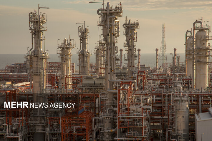 تداوم فعالیتهای بازسازی پالایشگاه فاز ۱۴ در جنگ رمضان تداوم فعالیتهای بازسازی پالایشگاه فاز ۱۴ در جنگ رمضان