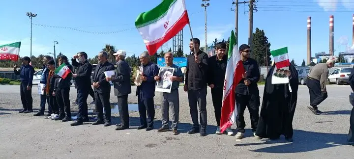 تشکیل زنجیره انسانی در نیروگاه برق نکا تشکیل زنجیره انسانی در نیروگاه برق نکا