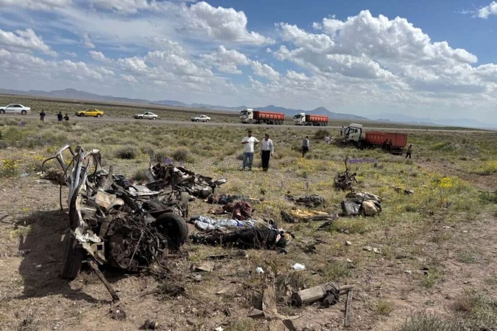 جزئیات تصادف یک تریلی با خودرو حامل اتباع خارجی/ ۹ کشته در پی تصادف تریلی و پژو ۴۰۵ در جاده کرمان جزئیات تصادف یک تریلی با خودرو حامل اتباع خارجی/ ۹ کشته در پی تصادف تریلی و پژو ۴۰۵ در جاده کرمان