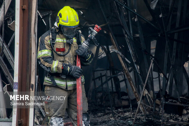 حریق کارخانه تولید چسب در چهارباغ کنترل شد حریق کارخانه تولید چسب در چهارباغ کنترل شد