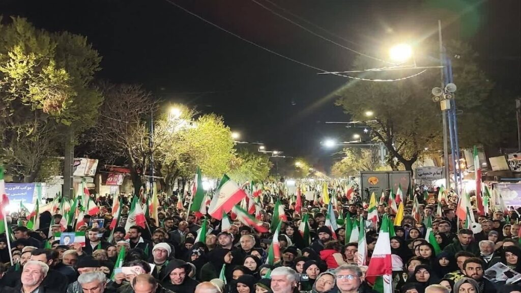 دختر تبریزی با اسب و تفنگ در تجمع شبانه حضور یافت+ عکس دختر تبریزی با اسب و تفنگ در تجمع شبانه حضور یافت+ عکس